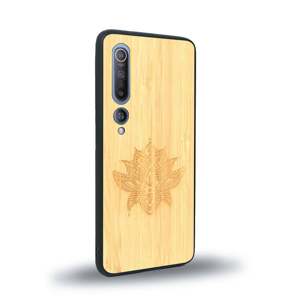 Coque de protection en bois véritable fabriquée en France pour Xiaomi Mi 10 sur le thème de la nature et du yoga avec une gravure zen représentant une fleur de lotus