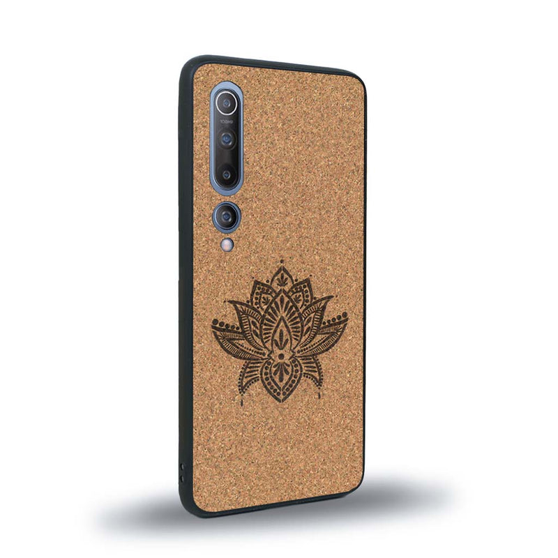 Coque de protection en bois véritable fabriquée en France pour Xiaomi Mi 10 sur le thème de la nature et du yoga avec une gravure zen représentant une fleur de lotus