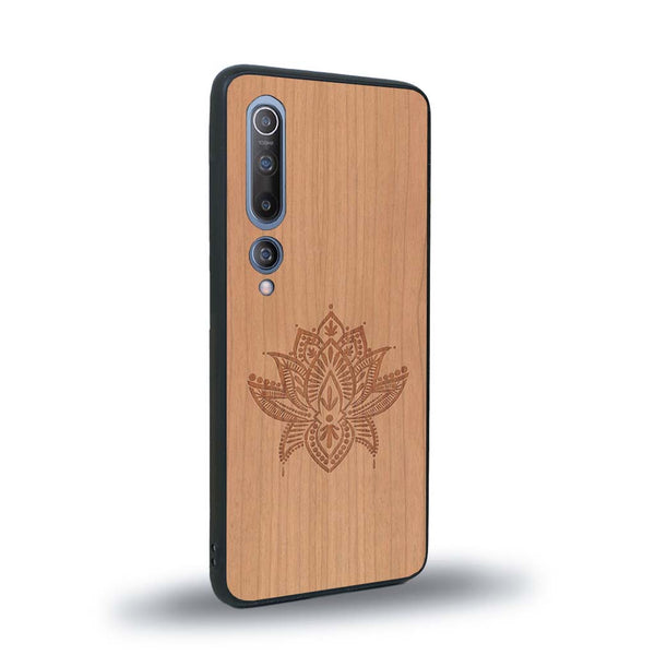 Coque de protection en bois véritable fabriquée en France pour Xiaomi Mi 10 sur le thème de la nature et du yoga avec une gravure zen représentant une fleur de lotus