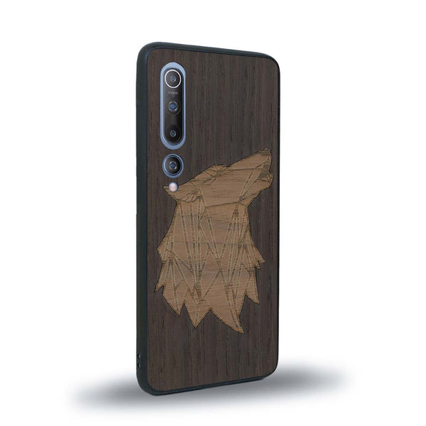Coque de protection en bois véritable fabriquée en France pour Xiaomi Mi 10 alliant du chêne fumé et du noyer représentant une tête de loup géométrique de profil sur le thème des animaux et de la nature
