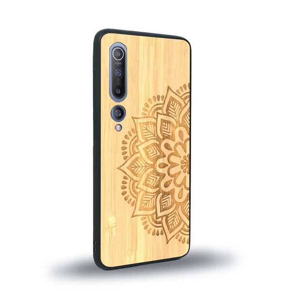 Coque de protection en bois véritable fabriquée en France pour Xiaomi Mi 10 sur le thème de la bohème et du tatouage au henné avec une gravure représentant un mandala