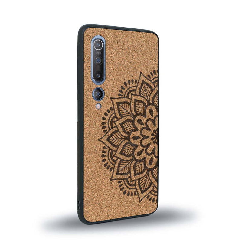 Coque de protection en bois véritable fabriquée en France pour Xiaomi Mi 10 sur le thème de la bohème et du tatouage au henné avec une gravure représentant un mandala