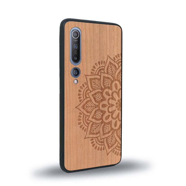Coque de protection en bois véritable fabriquée en France pour Xiaomi Mi 10 sur le thème de la bohème et du tatouage au henné avec une gravure représentant un mandala