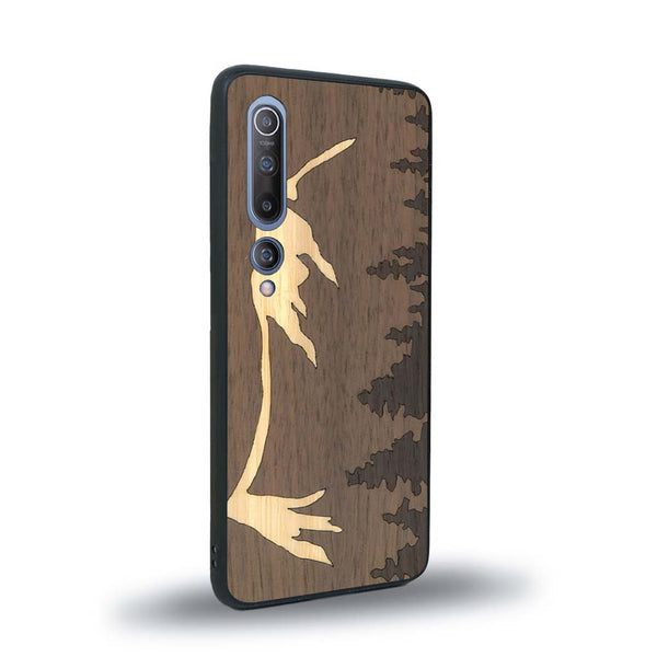 Coque de protection en bois véritable fabriquée en France pour Xiaomi Mi 10 sur le thème de la nature et de la montagne qui allie du chêne fumé, du noyer et du bambou représentant le mont mézenc