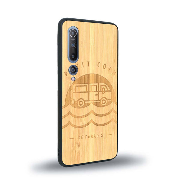 Coque de protection en bois véritable fabriquée en France pour Xiaomi Mi 10 sur le thème des voyages en vans, vanlife et chill avec une gravure représentant un van vw combi devant le soleil couchant sur une plage avec des vagues