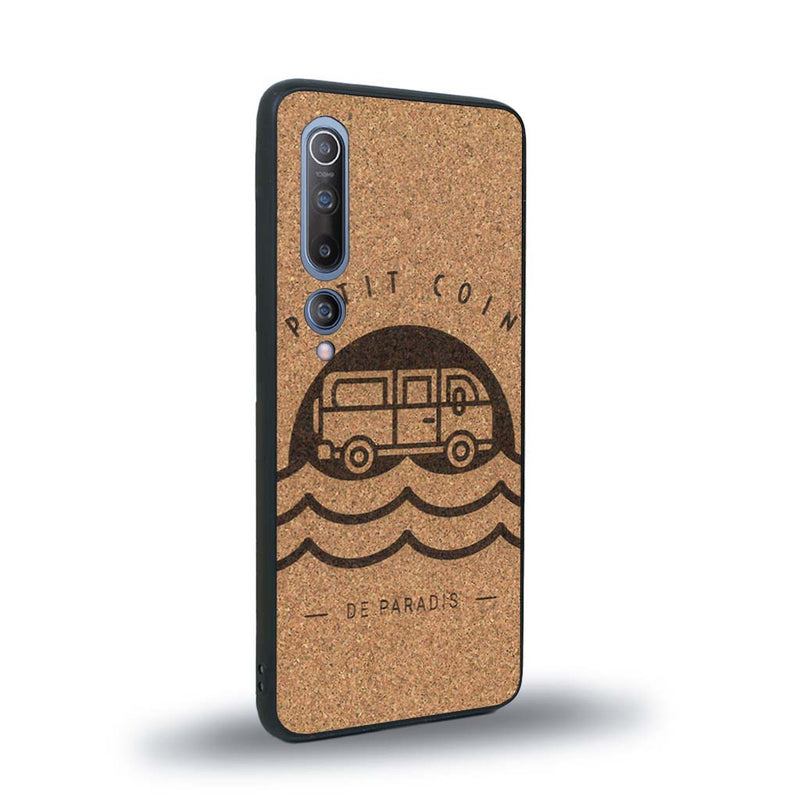 Coque de protection en bois véritable fabriquée en France pour Xiaomi Mi 10 sur le thème des voyages en vans, vanlife et chill avec une gravure représentant un van vw combi devant le soleil couchant sur une plage avec des vagues