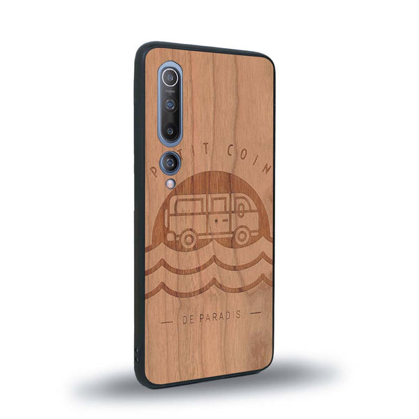 Coque de protection en bois véritable fabriquée en France pour Xiaomi Mi 10 sur le thème des voyages en vans, vanlife et chill avec une gravure représentant un van vw combi devant le soleil couchant sur une plage avec des vagues