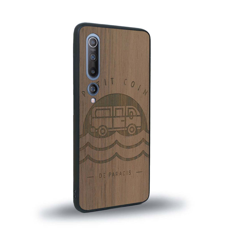 Coque de protection en bois véritable fabriquée en France pour Xiaomi Mi 10 sur le thème des voyages en vans, vanlife et chill avec une gravure représentant un van vw combi devant le soleil couchant sur une plage avec des vagues