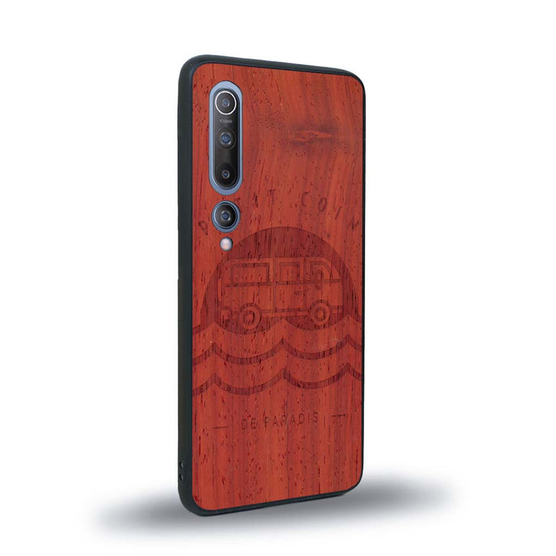 Coque de protection en bois véritable fabriquée en France pour Xiaomi Mi 10 sur le thème des voyages en vans, vanlife et chill avec une gravure représentant un van vw combi devant le soleil couchant sur une plage avec des vagues