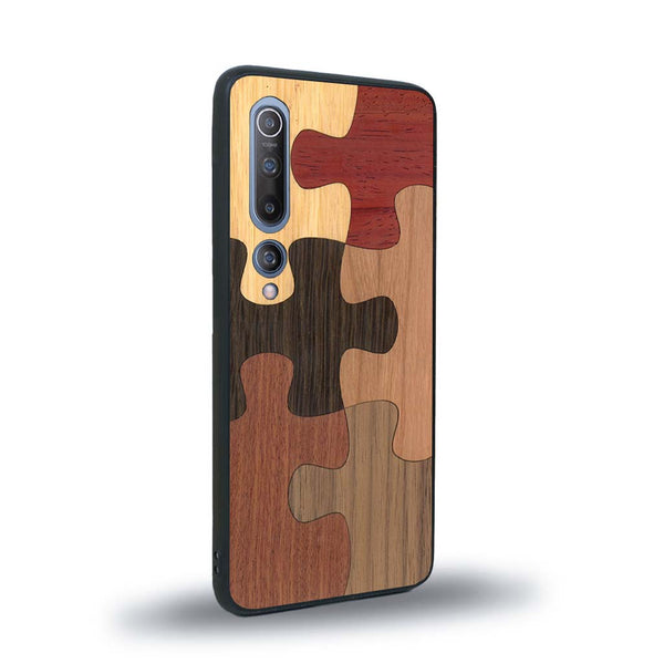 Coque de protection en bois véritable fabriquée en France pour Xiaomi Mi 10 représentant un puzzle en six pièces qui allie du chêne fumé, du noyer, du bambou, du padouk, du merisier et de l'acajou