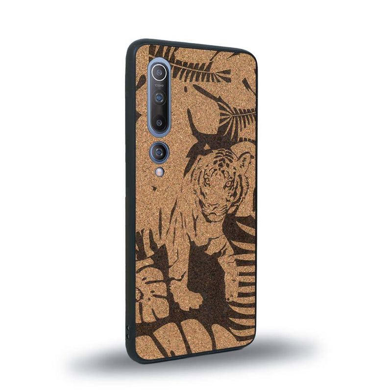 Coque de protection en bois véritable fabriquée en France pour Xiaomi Mi 10 sur le thème de la nature et des animaux représentant un tigre dans la jungle entre des fougères