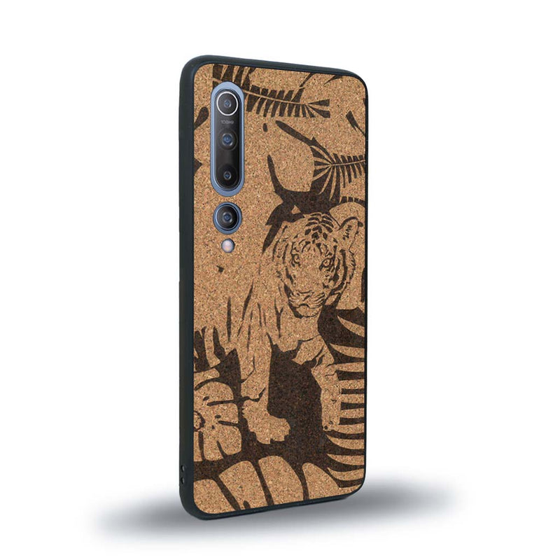 Coque de protection en bois véritable fabriquée en France pour Xiaomi Mi 10 sur le thème de la nature et des animaux représentant un tigre dans la jungle entre des fougères