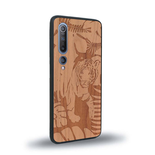Coque de protection en bois véritable fabriquée en France pour Xiaomi Mi 10 sur le thème de la nature et des animaux représentant un tigre dans la jungle entre des fougères