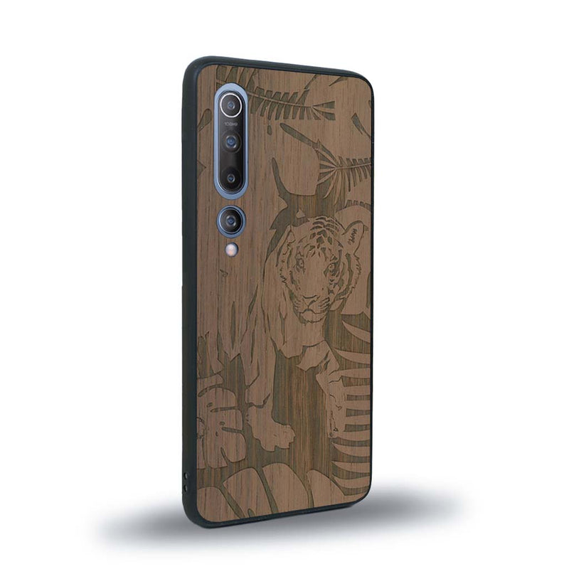 Coque de protection en bois véritable fabriquée en France pour Xiaomi Mi 10 sur le thème de la nature et des animaux représentant un tigre dans la jungle entre des fougères