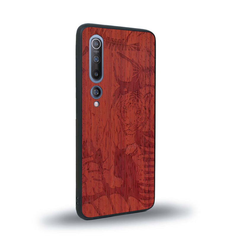 Coque de protection en bois véritable fabriquée en France pour Xiaomi Mi 10 sur le thème de la nature et des animaux représentant un tigre dans la jungle entre des fougères