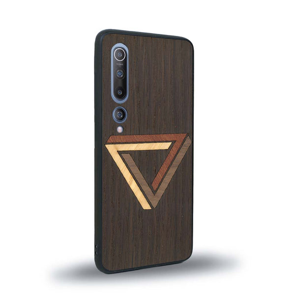 Coque de protection en bois véritable fabriquée en France pour Xiaomi Mi 10 sur le thème de l'art géométrique qui allie du chêne fumé, du noyer, du bambou et du padouk représentant le triangle de penrose