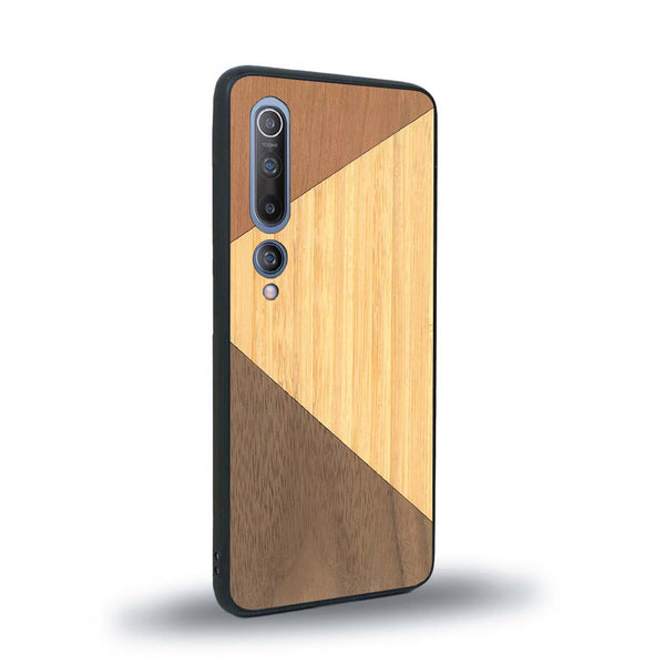 Coque de protection en bois véritable fabriquée en France pour Xiaomi Mi 10 alliant du merisier, du noyer et du bambou formant chacun deux triangles et un trapèze avec deux jointures en diagonale sur le thème de l'art abstrait