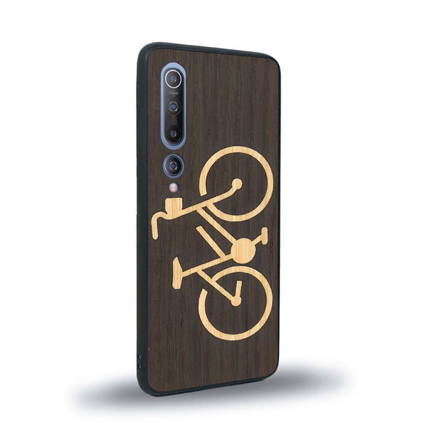 Coque de protection en bois véritable fabriquée en France pour Xiaomi Mi 10 sur le theme du vélo et de l'outdoor qui allie du bambou et du chêne fumé représentant un vélo