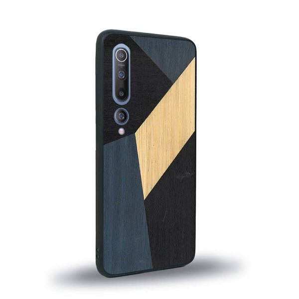 Coque de protection en bois véritable fabriquée en France pour Xiaomi Mi 10 alliant du bambou, du tulipier bleu et noir en forme de mosaïque minimaliste sur le thème de l'art abstrait
