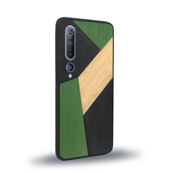 Coque de protection en bois véritable fabriquée en France pour Xiaomi Mi 10 alliant du bambou, du tulipier vert et noir en forme de mosaïque minimaliste sur le thème de l'art abstrait