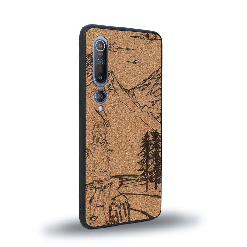 Coque de protection en bois véritable fabriquée en France pour Xiaomi Mi 10 sur le thème de la randonnée en montagne et de l'aventure avec une gravure représentant une femme de dos face à un paysage de nature