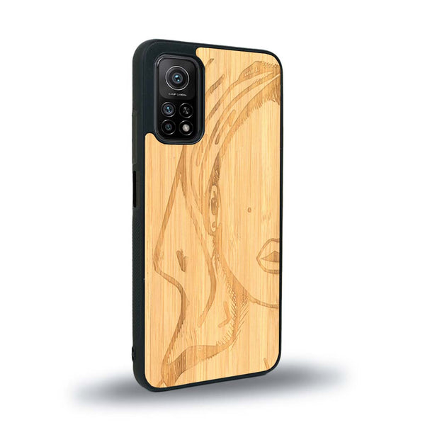 Coque de protection en bois véritable fabriquée en France pour Xiaomi Mi 10 Lite représentant une silhouette féminine épurée de type line art en collaboration avec l'artiste Maud Dabs