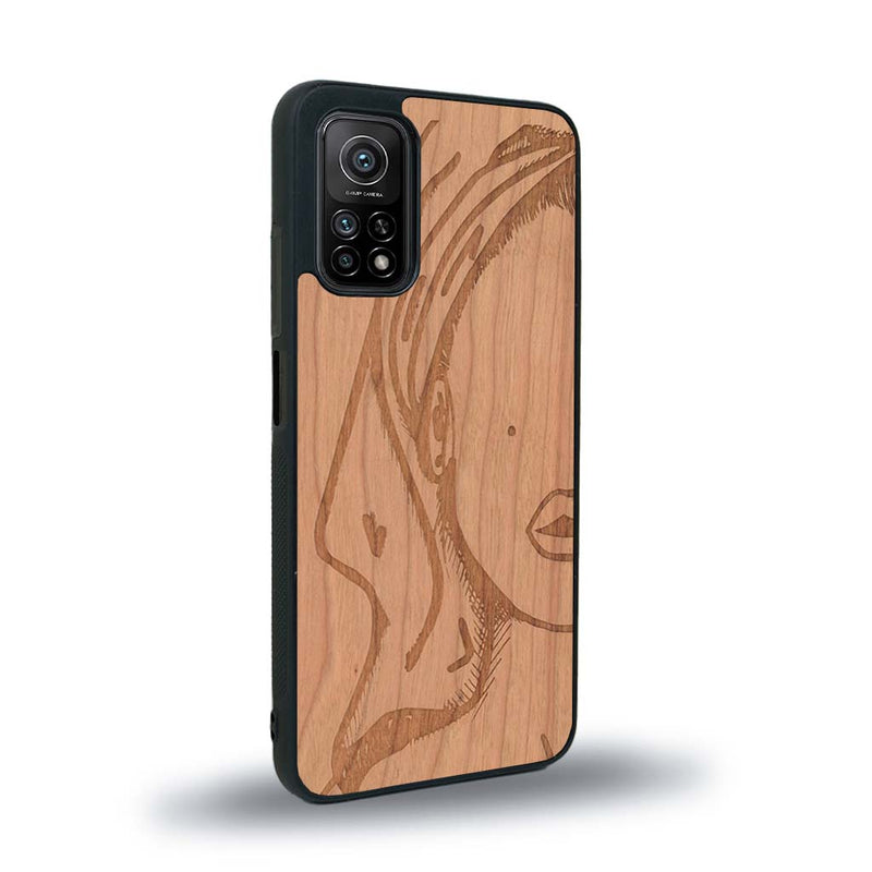 Coque de protection en bois véritable fabriquée en France pour Xiaomi Mi 10 Lite représentant une silhouette féminine épurée de type line art en collaboration avec l'artiste Maud Dabs