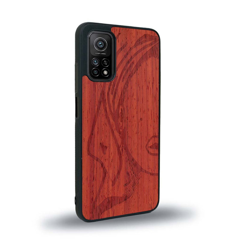 Coque de protection en bois véritable fabriquée en France pour Xiaomi Mi 10 Lite représentant une silhouette féminine épurée de type line art en collaboration avec l'artiste Maud Dabs