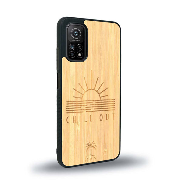 Coque de protection en bois véritable fabriquée en France pour Xiaomi Mi 10 Lite sur le thème chill avec un motif représentant un couché de soleil sur l'océan et la phrase "Chill out"