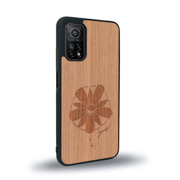 Coque de protection en bois véritable fabriquée en France pour Xiaomi Mi 10 Lite sur le thème des fleurs et de la montagne avec un motif de gravure représentant les pétales d'une fleur des montagnes