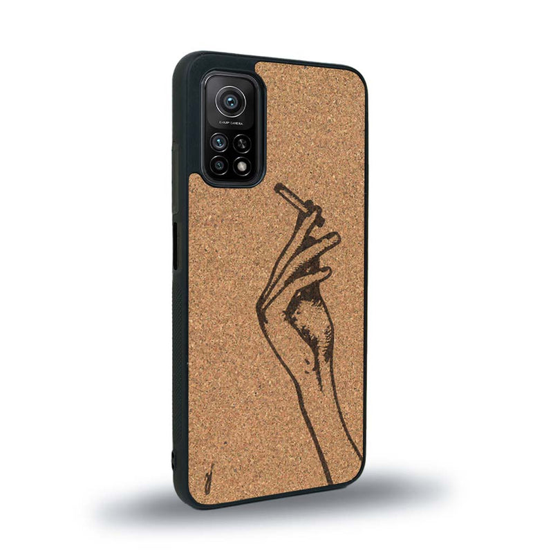 Coque de protection en bois véritable fabriquée en France pour Xiaomi Mi 10 Lite représentant une main de femme tenant une cigarette de type line art en collaboration avec l'artiste Maud Dabs