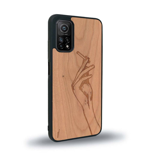 Coque de protection en bois véritable fabriquée en France pour Xiaomi Mi 10 Lite représentant une main de femme tenant une cigarette de type line art en collaboration avec l'artiste Maud Dabs