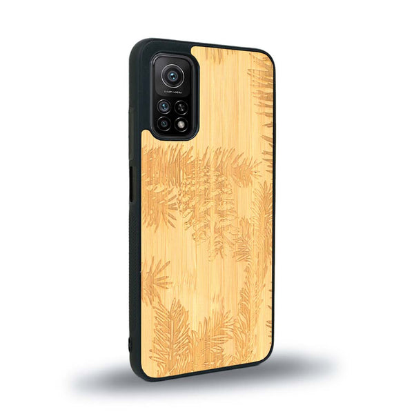 Coque de protection en bois véritable fabriquée en France pour Xiaomi Mi 10 Lite sur le thème de la nature des arbres avec un motif de gravure représentant des épines de sapin et des pommes de pin