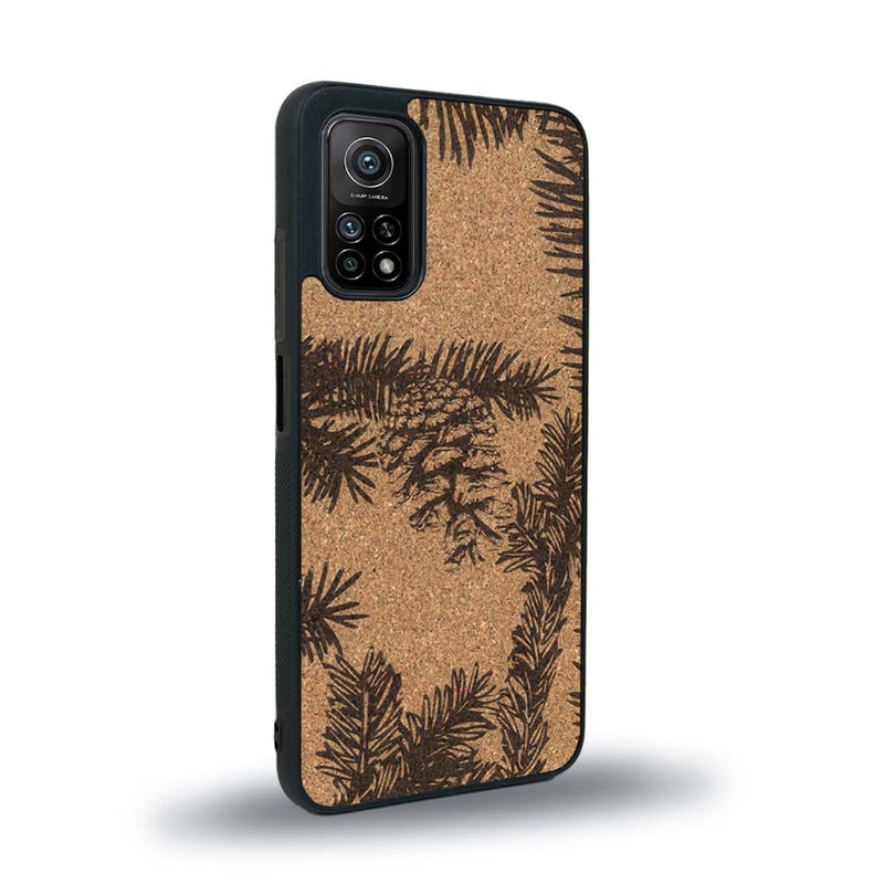 Coque de protection en bois véritable fabriquée en France pour Xiaomi Mi 10 Lite sur le thème de la nature des arbres avec un motif de gravure représentant des épines de sapin et des pommes de pin