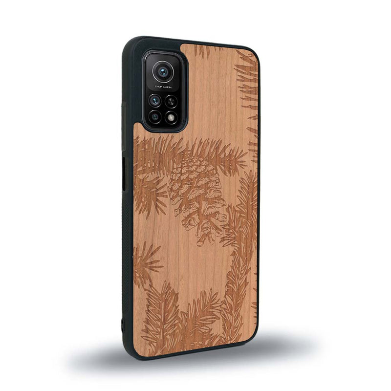 Coque de protection en bois véritable fabriquée en France pour Xiaomi Mi 10 Lite sur le thème de la nature des arbres avec un motif de gravure représentant des épines de sapin et des pommes de pin