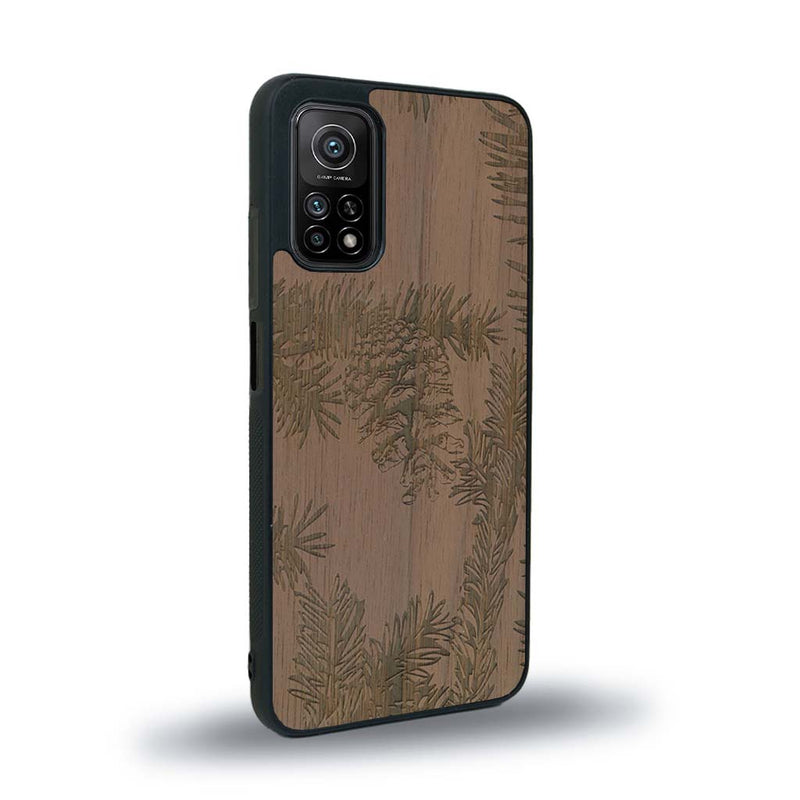 Coque de protection en bois véritable fabriquée en France pour Xiaomi Mi 10 Lite sur le thème de la nature des arbres avec un motif de gravure représentant des épines de sapin et des pommes de pin