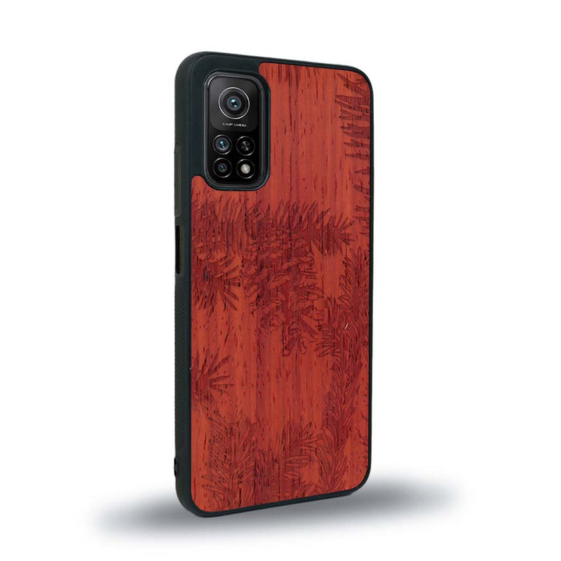 Coque de protection en bois véritable fabriquée en France pour Xiaomi Mi 10 Lite sur le thème de la nature des arbres avec un motif de gravure représentant des épines de sapin et des pommes de pin