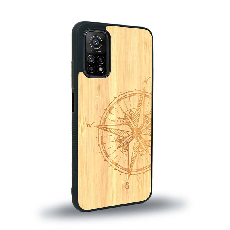 Coque de protection en bois véritable fabriquée en France pour Xiaomi Mi 10 Lite avec une gravure "rose des vents" sur le thème nautique et de l'océan qui s'inspire des boussoles de pirate