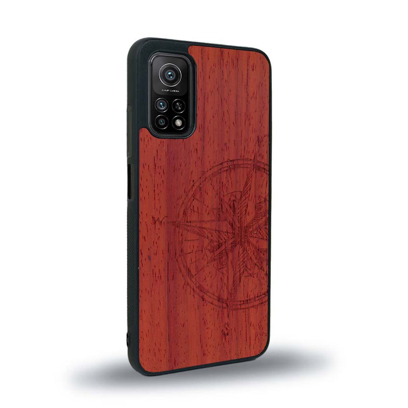 Coque de protection en bois véritable fabriquée en France pour Xiaomi Mi 10 Lite avec une gravure "rose des vents" sur le thème nautique et de l'océan qui s'inspire des boussoles de pirate