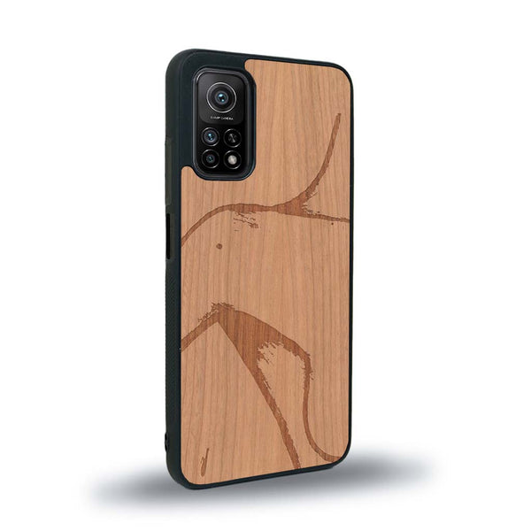 Coque de protection en bois véritable fabriquée en France pour Xiaomi Mi 10 Lite représentant une silhouette féminine dessinée à la main par l'artiste Maud Dabs