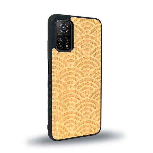 Coque de protection en bois véritable fabriquée en France pour Xiaomi Mi 10 Lite baptisée "La Sinjak" avec un motif de gravure abstrait représentant la répétition d'un symbole wifi