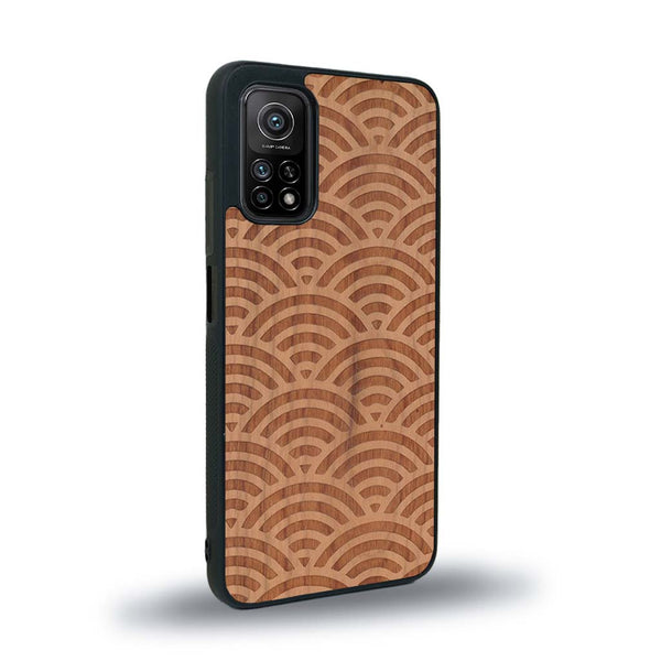 Coque de protection en bois véritable fabriquée en France pour Xiaomi Mi 10 Lite baptisée "La Sinjak" avec un motif de gravure abstrait représentant la répétition d'un symbole wifi