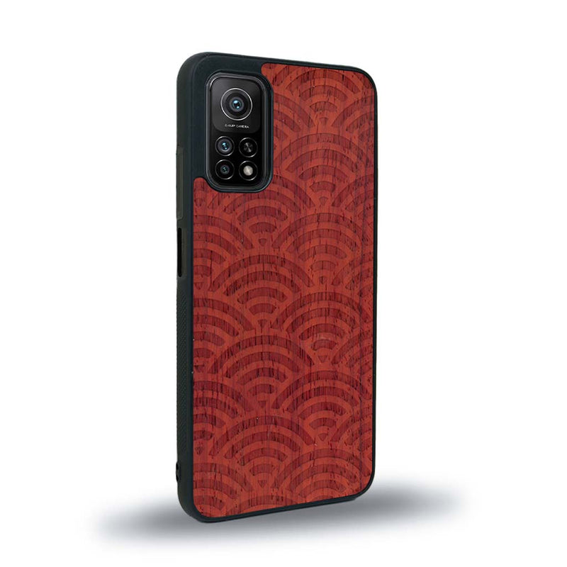 Coque de protection en bois véritable fabriquée en France pour Xiaomi Mi 10 Lite baptisée "La Sinjak" avec un motif de gravure abstrait représentant la répétition d'un symbole wifi