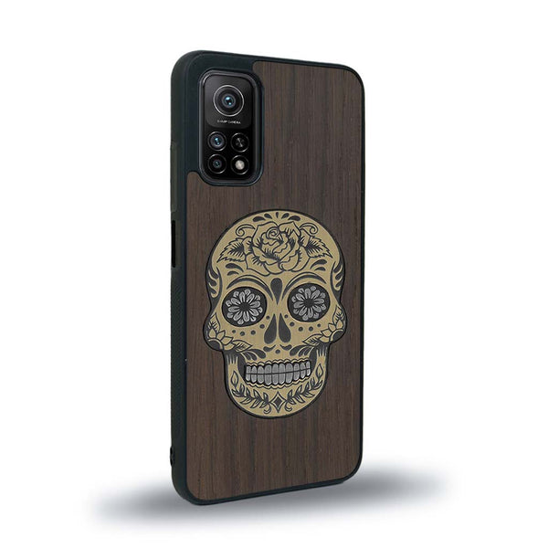 Coque de protection en bois véritable fabriquée en France pour Xiaomi Mi 10 Lite alliant du chêne fumé avec du métal argenté et doré représentant une tête de mort mexicaine sur le thème Dia de los Muertos