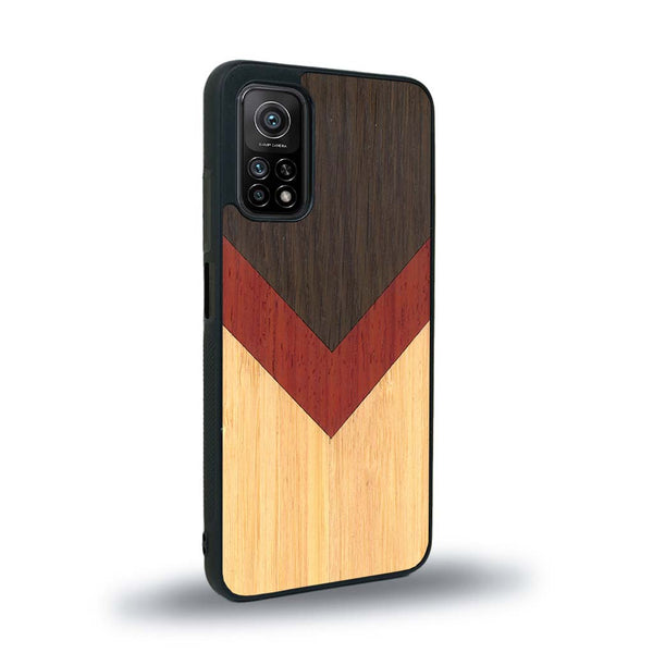 Coque de protection en bois véritable fabriquée en France pour Xiaomi Mi 10 Lite alliant du chêne fumé, du padouk et du bambou en forme de chevron sur le thème de l'art abstrait