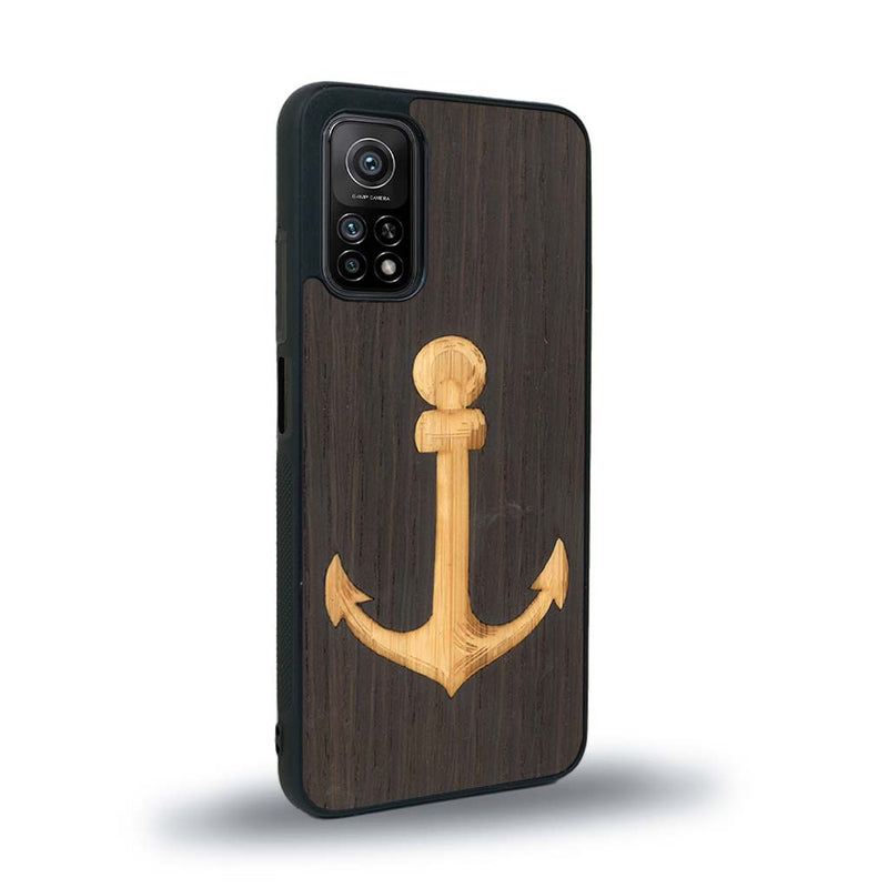 Coque de protection en bois véritable fabriquée en France pour Xiaomi Mi 10 Lite sur le thème nautique avec un bois clair et un bois foncé représentant une ancre de bateau