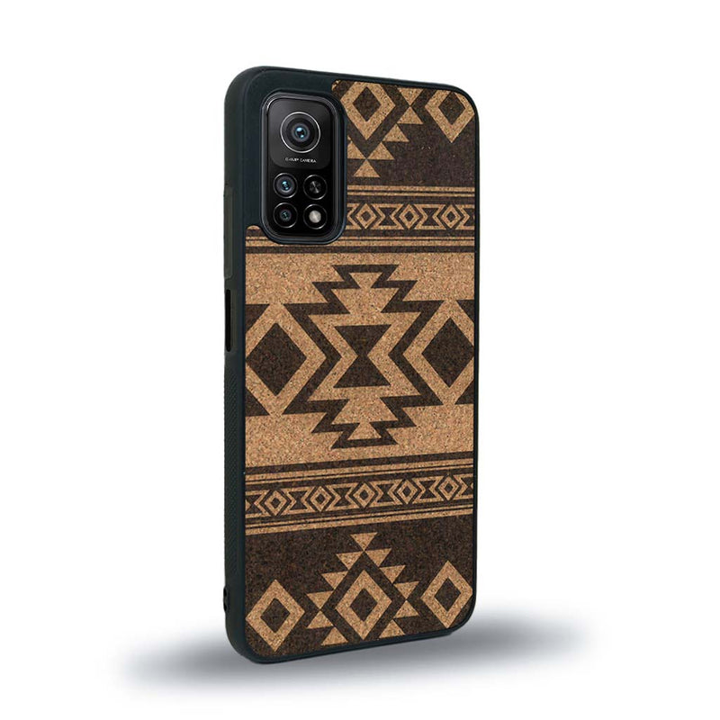 Coque de protection en bois véritable fabriquée en France pour Xiaomi Mi 10 Lite avec des motifs géométriques s'inspirant des temples aztèques, mayas et incas