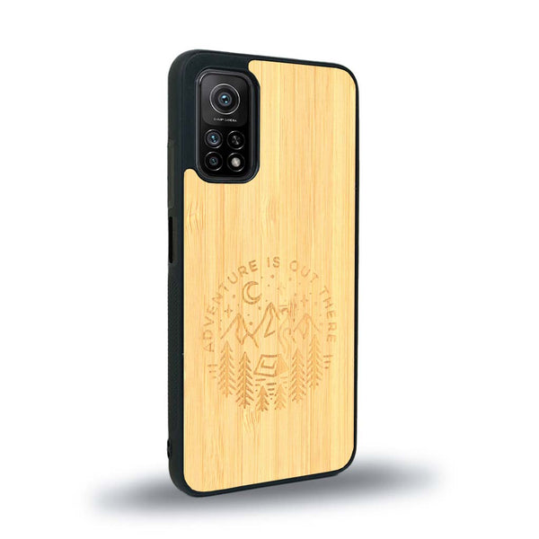 Coque de protection en bois véritable fabriquée en France pour Xiaomi Mi 10 Lite sur le thème du camping en pleine nature et du bivouac avec la phrase "Aventure is out there"