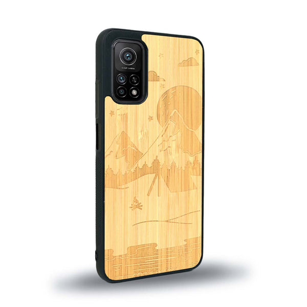 Coque de protection en bois véritable fabriquée en France pour Xiaomi Mi 10 Lite sur le thème du camping en pleine nature représentant une tente avec un feu de camp entouré de montagnes