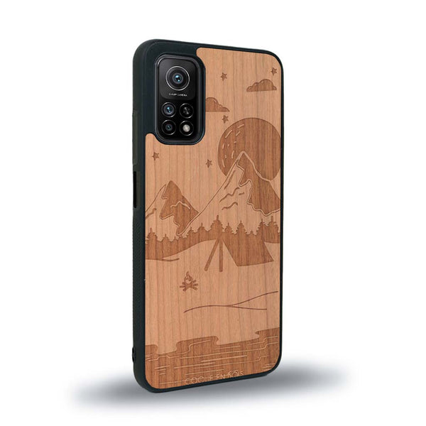 Coque de protection en bois véritable fabriquée en France pour Xiaomi Mi 10 Lite sur le thème du camping en pleine nature représentant une tente avec un feu de camp entouré de montagnes